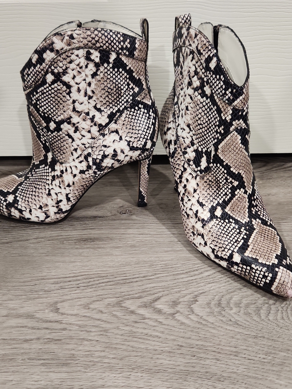 Gianni Bini Snake Print Ankle Booties Pointed Toe Stiletto Heel Zipper Size 9M